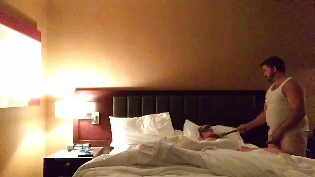 Pornografia sensual sem registo.  Uma mulher incrível com Mamas grandes e falsas agrada a quero ver vídeo pornô amador um homem com língua rapada e rata aborrecida.