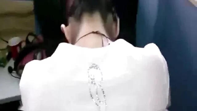 Pornografia sensual sem registo.  Rapariga russa magricela vídeo pornô amador com novinha a foder com dois tipos