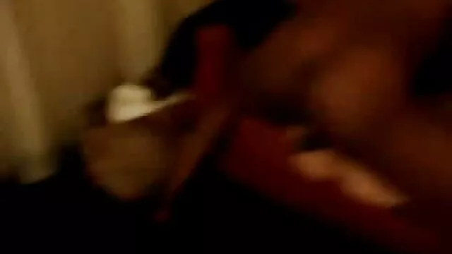 Pornografia sensual sem registo.  Um casal russo giro a video pormo amador ver a câmara.
