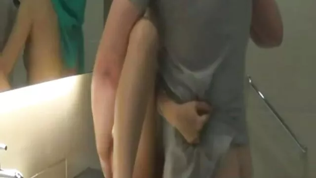 Pornografia sensual sem registo.  Dois vigiem o papá vídeo amador pornô caseiro a foder