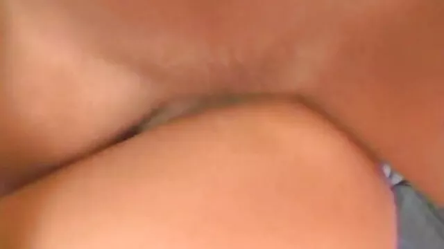 Pornografia sensual sem registo.  Durante gemidos altos videos eróticos amador com mamilos altos