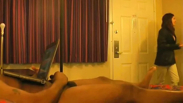 Pornografia sensual sem registo.  A jovem vadia com um colega assistir sexo caseiro está na mesa.