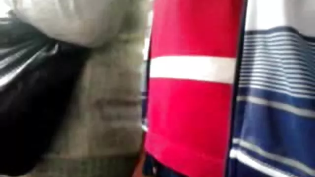 Pornografia sensual sem registo.  A puta russa vídeo de sexo caseiro pornô numa cabana rendeu-se a dois pimentos.