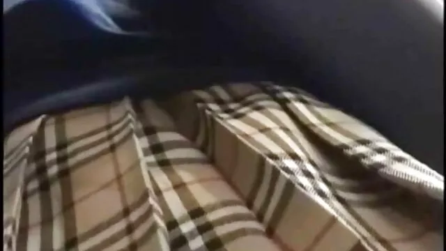 Pornografia sensual sem registo.  Um jovem vídeo pornô flagrantes casal suculento na cozinha.