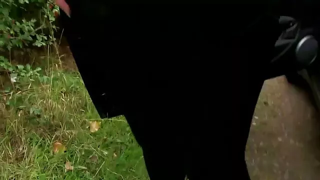 Pornografia sensual sem registo.  Um homem adulto tem uma jovem prostituta na videos porno gratis amadores brasileiros mesa.