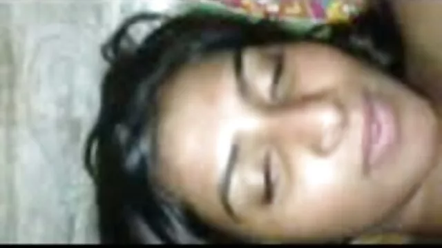 Pornografia sensual sem registo.  O vídeo de pornô caseiro feito em casa matulão mata um troféu russo.