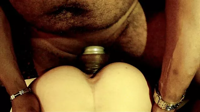 Pornografia sensual sem registo.  Uma jovem a foder melhor site porno amador brasileiro um cavalheiro na câmara.