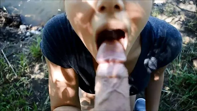 Pornografia sensual sem registo.  A mãe queima-se enquanto a filha se videos de sexo amador grátis masturba perto da pílula.