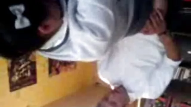 Pornografia sensual sem registo.  Massagista satisfaz o cliente com as videos de sexo caseiro grátis próprias mãos