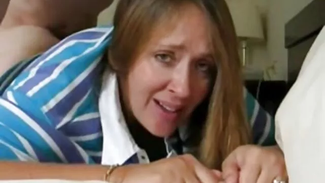 Pornografia sensual sem registo.  O tipo videos de sexo amador troca de casais puxa os asiáticos pela cauda.