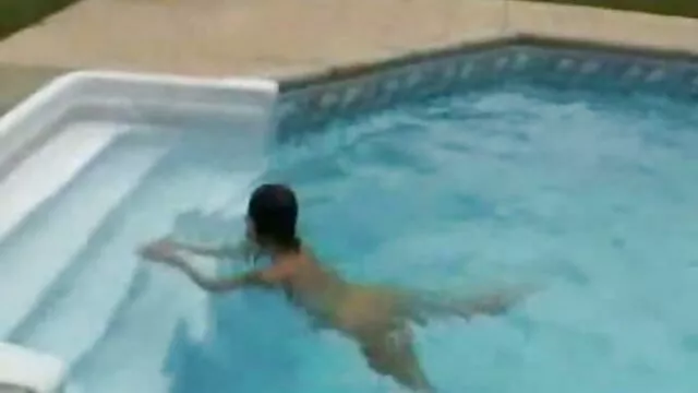 Pornografia sensual sem registo.  A morena videos pornograficos amadores brasileiros tem uma pila grande na boca.