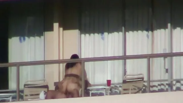 Pornografia sensual sem registo.  Uma bela loira caiu no buraco e encheu a vídeo de sexo caseiro pornô boca com esperma.