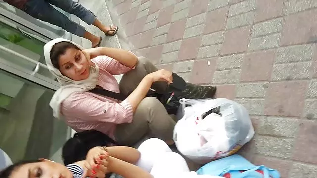 Pornografia sensual sem registo.  A loira come sexo amadores grátis duro na pila de um homem e salta