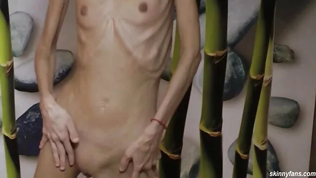 Pornografia sensual sem registo.  Morena a arder em meias fodida pelo amante ver vídeo pornô amador na rata