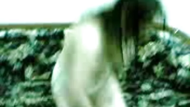 Pornografia sensual sem registo.  Uma assistir sexo caseiro bela abóbora na mesa da cozinha.