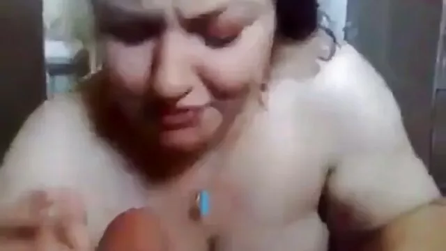 Pornografia sensual sem registo.  A cabra vídeo pornô de sexo amador inquieta encanta-se e masturba-se.