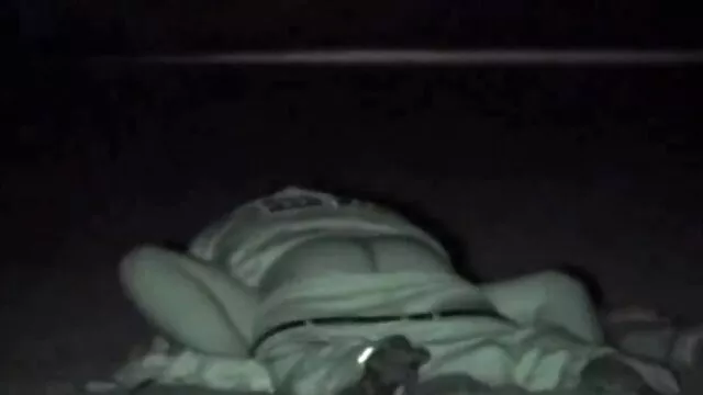Pornografia sensual sem registo.  Este homem encorajou vídeo de pornô caseiro feito em casa a sua jovem namorada a ter dois filhos.