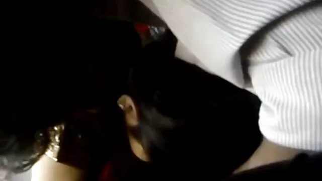 Pornografia sensual sem registo.  Uma amiga porno amador os melhores que está excitada com os seus lobos apertados.