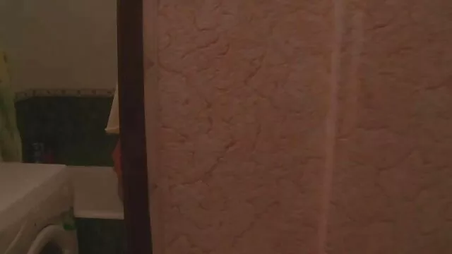 Pornografia sensual sem registo.  Terna allionoshka deu à criança um os melhores pornos caseiros gato suculento
