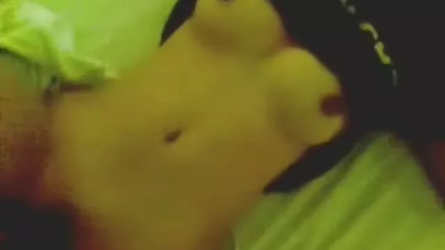 Pornografia sensual sem registo.  Nenhuma jovem morena porno caiu na net caseiro russa fez anal pela primeira vez.