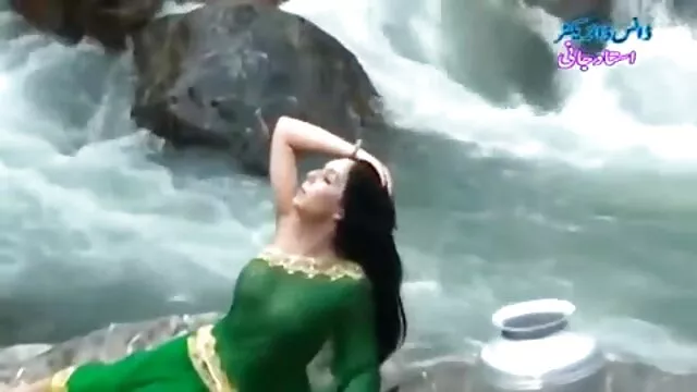 Pornografia sensual sem registo.  Mamilos jovens são fodidos por videos porno caseiros caiu na net um tipo no trabalho.