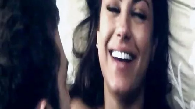 Pornografia sensual sem registo.  O bonitinho melhor porno amador brilha amigos enquanto tira fotos na câmara