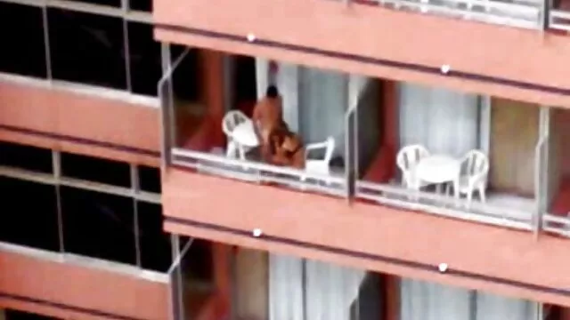 Pornografia sensual sem registo.  O massajador vídeo de sexo pornô amador levantou a roda espalhando a beleza dos buracos