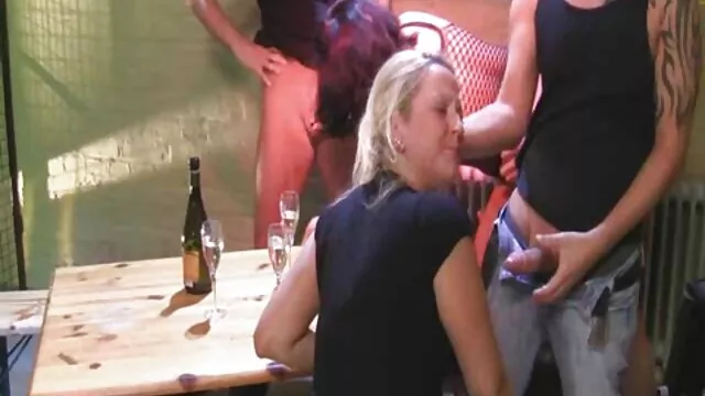 Pornografia sensual sem registo.  Uma Boazona a fazer um sexo brasileiro caseiros Broche POV blo