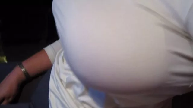 Pornografia sensual sem registo.  Foder com a mãe videos de sexo caseiro caiu na net na cozinha, atacá-la com bolas