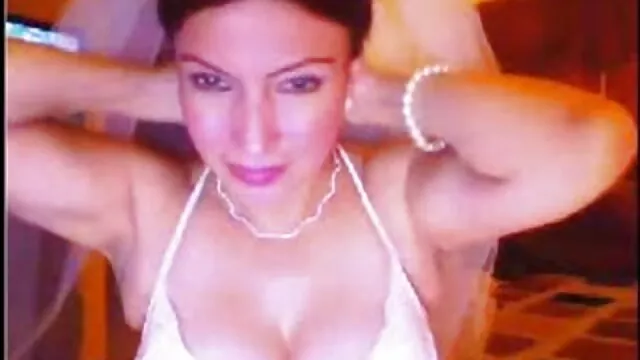 Pornografia sensual sem registo.  A rapariga videos porno caseiros caiu na net asiática coloca o guy na plateia