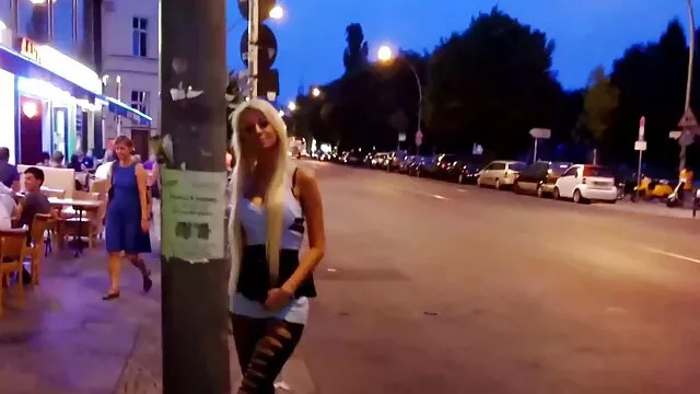 Pornografia sensual sem registo.  Duas lindas crianças aceitam abraços turcos. video amador erotico