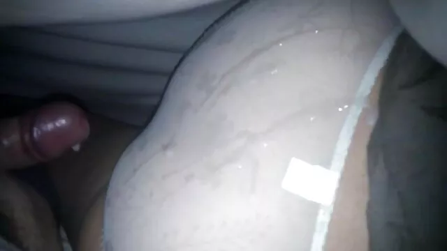 Pornografia sensual sem registo.  Passageiro de beleza chuta um assassino em um vídeo pornô amador caseiro ônibus