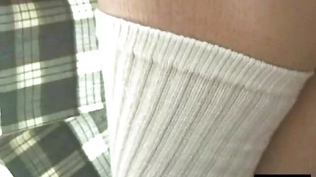 Pornografia sensual sem registo.  Dedilhar videos de sexo caseiro novos o pão quente no sofá