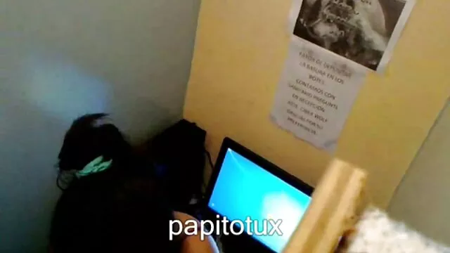Pornografia sensual sem registo.  Arrancou-lhe as pernas e video sexo brasileiro caseiro fodeu-lhe o cu.