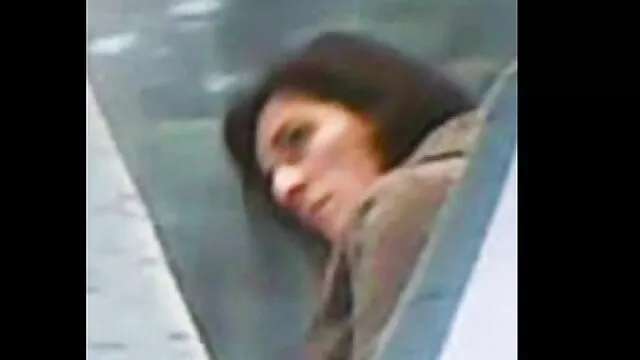 Pornografia sensual sem registo.  A Milf excitada é fodida com um vídeo pornô amador mulher grande vibrador a comer-se.